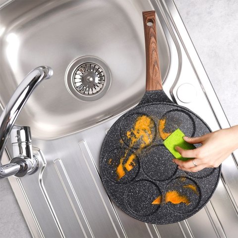 Patelnia granitowa do jajek sadzonych placków pancakes 7 otworów BLACK&WOOD 26 cm VILDE 199007